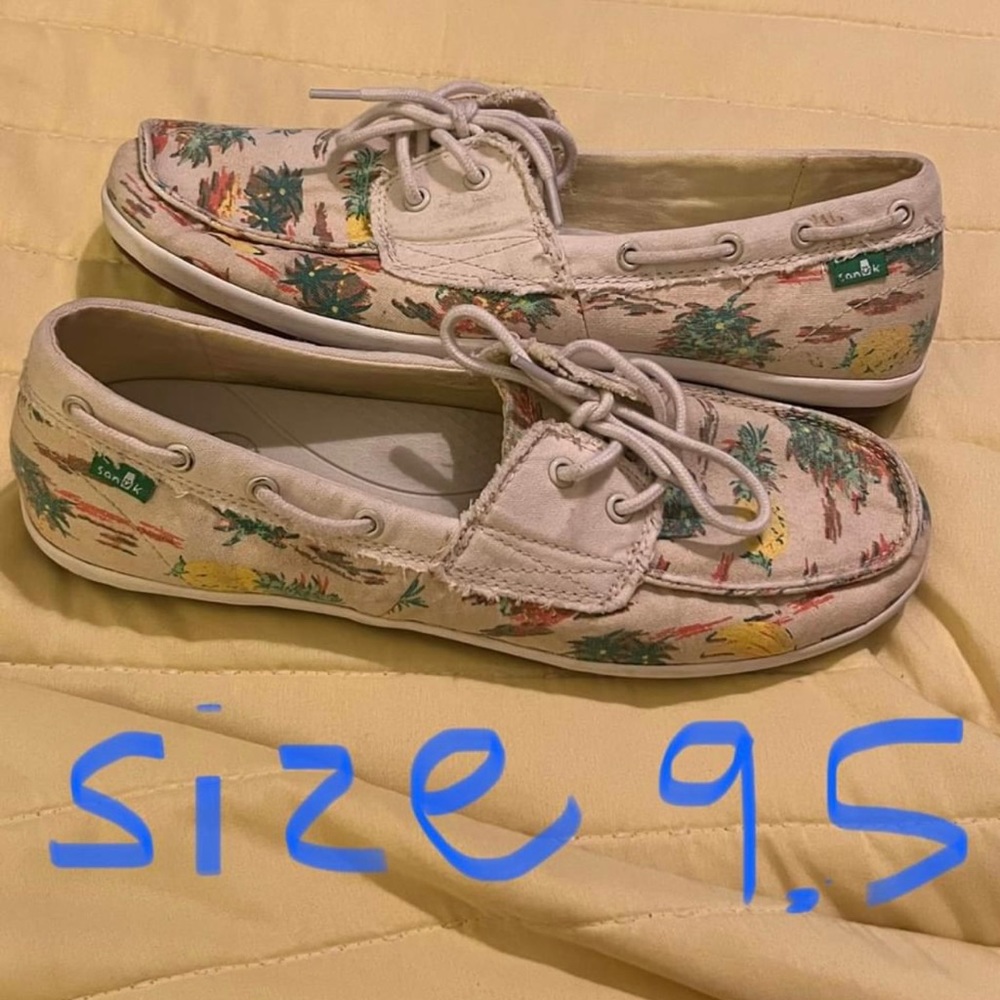Tropical print women’s size 9.5 Sanuks